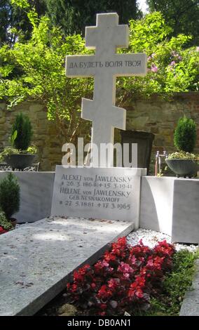 La photo montre la tombe du peintre russe Alexej von Jawlensky et son épouse Hélène au cimetière orthodoxe russe à Wiesbaden, Allemagne, 01 juin 2007. Alexej est né dans la ville russe de Torjok en 1864 et s'installe à Wiesbaden en 1921, où il est mort 20 ans plus tard (15 mars 1941) après une longue maladie. Alexej est considéré comme l'un des principaux représentants de l'Allemand Expressionis Banque D'Images