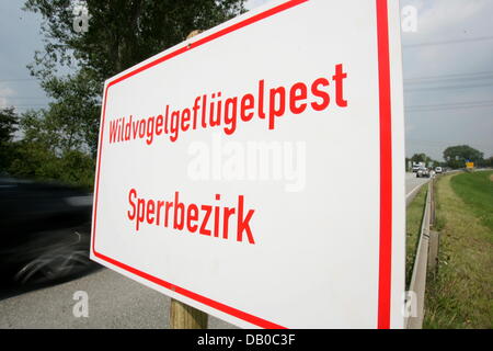 La photo montre un panneau routier indiquant la "grippe aviaire" Wildvogelgefluegelpest district fermé (Sperrbezirk) près de réservoir Ismaninger au nord-est de Munich, Allemagne, 04 août 2007. Trois colverts morts trouvés au bord du lac ont été diagnostiqués avec le H5N1 par Friedrich-Loeffler-Institut. Photo : Frank Leonhardt Banque D'Images