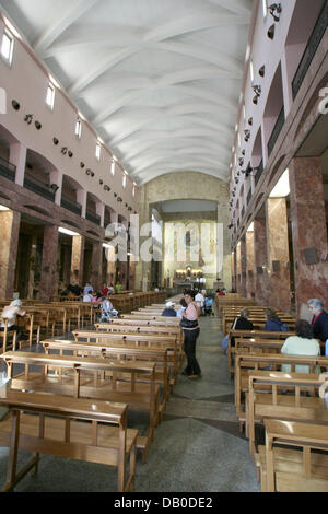 La photo montre l'intérieur de l'église à l'abbaye de San Giovanni Rotondo, où le saint Padre Pio avait vécu depuis 1916 à San Giovanni Rotondo, Italie, 12 mai 2007. Padre Pio Francesco Forgione, né le 25 mai 1887 à Bénévent, est décédé le 23 septembre 1968. Il était cannonized en 2002. Avec de nombreux miracles qui lui sont imputés Padre Pio est vénéré comme un saint national en Italie Banque D'Images