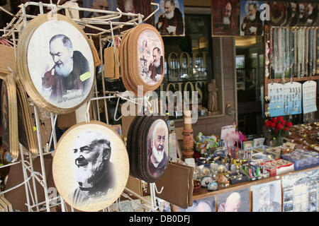 Padre Pio devotionalia et des souvenirs sont en vente à San Giovanni Rotondo, Italie, 12 mai 2007. Padre Pio Francesco Forgione, né le 25 mai 1887 à la ville voisine de Bénévent, est décédé le 23 septembre 1968. Il était cannonized en 2002. Avec de nombreux miracles qui lui sont imputés Padre Pio est vénéré comme un saint national en Italie. Photo : Lars Halbauer Banque D'Images