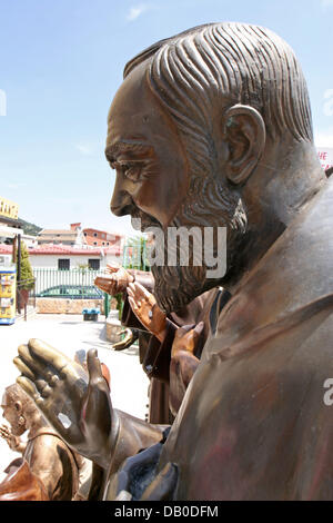 Les figures grandeur nature de Padre Pio sont en vente à San Giovanni Rotondo, Italie, 12 mai 2007. Padre Pio Francesco Forgione, né le 25 mai 1887 à la ville voisine de Bénévent, est décédé le 23 septembre 1968. Il était cannonized en 2002. Avec de nombreux miracles qui lui sont imputés Padre Pio est vénéré comme un saint national en Italie. Photo : Lars Halbauer Banque D'Images