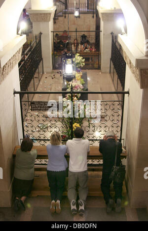 Les catholiques dévots prier sur la tombe de Padre Pio à la crypta de San Giovanni Rotondo, Italie, 12 mai 2007. Padre Pio Francesco Forgione, né le 25 mai 1887 à la ville voisine de Bénévent, est décédé le 23 septembre 1968. Il était cannonized en 2002. Avec de nombreux miracles qui lui sont imputés Padre Pio est vénéré comme un saint national en Italie. Photo : Lars Halbauer Banque D'Images