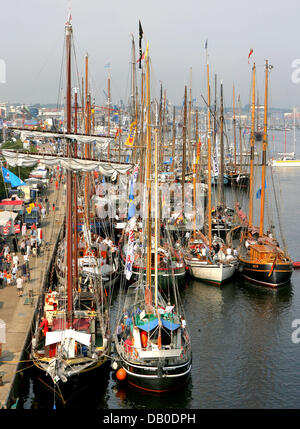 Les bateaux à voile sont présentées avant le début de la maritime festival 'Hanse Sail' au port de Rostock, Allemagne, 09 août 2007. 250 navires provenant de 14 nations différentes sont attendus pour participer à l'ouverture de l'événement de ce soir. Le Hanse Sail dure quatre jours et seront sans doute d'attirer plus d'un million de visiteurs. Photo : Bernd Wuestneck Banque D'Images