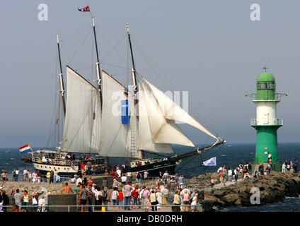 Spectateurs regarder les bateaux à voile traditionnelle pour le port de Warnemünde laisser 'Hanse Sail 2007' de la mole à Rostock, Rostock, Allemagne, 09 août 2007. 250 navires provenant de 14 nations différentes sont attendus pour participer à l'ouverture de l'événement de ce soir. Le Hanse Sail dure quatre jours et seront sans doute d'attirer plus d'un million de visiteurs. Photo : Bernd Wuestneck Banque D'Images