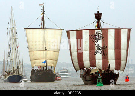 La Hanse traditionnelle reconstruite 'CMV Ubena von Bremen' (R) et le 'Wissemara' (2-R) bat sur la rivière Warnow au cours de la flotte voyage à la Hanse Sail, près de Rostock, Allemagne, 11 août 2007. Un épais brouillard visuels l'avis obligeant les navires de limiter leur voyage à la rivière Warnow au lieu de la position de la mer ouverte. Photo : Bernd Wuestneck Banque D'Images