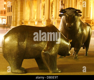 Les statues de Bull (R) et (L'ours), des symboles pour l'étage en haut et bas d'émission, à la bourse de Francfort-sur-Main, Allemagne, 31 juillet 29007. Photo : Wolfram Steinberg Banque D'Images