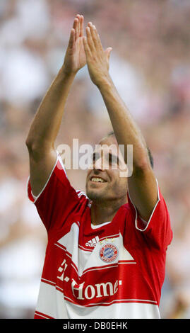 Scholl Mehment de FC Bayern Munich vagues aux fans pendant le match amical contre le FC Barcelone à l'Allianz-Arena à Munich, Allemagne, 15 août 2007. C'est le dernier match de la carrière de Scholl. Photo : Matthias Schrader Banque D'Images