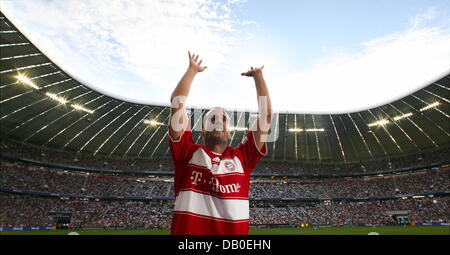 Scholl Mehment de FC Bayern Munich vagues aux fans pendant le match amical contre le FC Barcelone à l'Allianz-Arena à Munich, Allemagne, 15 août 2007. C'est le dernier match de la carrière de Scholl. Photo : Peter Kneffel Banque D'Images