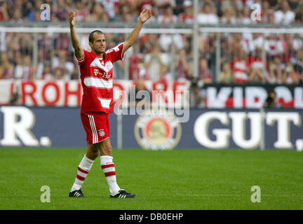 Scholl Mehment de FC Bayern Munich vagues aux fans durant la mi-temps du match amical contre le FC Barcelone à l'Allianz-Arena à Munich, Allemagne, 15 août 2007. C'est le dernier match de la carrière de Scholl. Photo : Matthias Schrader Banque D'Images