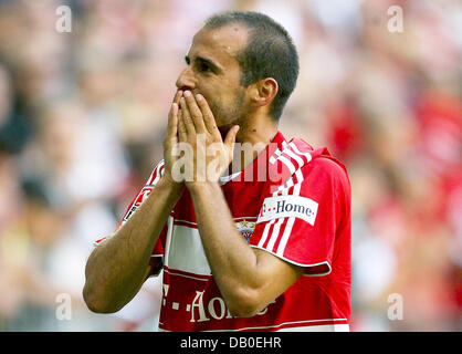 Scholl Mehment du FC Bayern Munich au cours de la substitution des gestes après son match amical contre le FC Barcelone à l'Allianz-Arena à Munich, Allemagne, 15 août 2007. C'est le dernier match de la carrière de Scholl. Munich a perdu 0-1 contre Barcelone. Photo : Matthias Schrader Banque D'Images