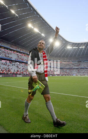 Scholl Mehment du FC Bayern Munich est habillé en costume traditionnel bavarois (short) comme il vagues pour les fans après le match amical contre le FC Barcelone à l'Allianz-Arena à Munich, Allemagne, 15 août 2007. C'est le dernier match de la carrière de Scholl. Munich a été battu 0-1 par Barcelone. Photo : Wolfgang Langenstrassen Banque D'Images