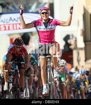 Gerald Ciolek cycliste allemand de l'équipe T-Mobile à la vôtre comme il remporte la 6ème étape de l'Allemagne Tour à Kufstein, Autriche, 15 août 2007. La sixième étape couvre les 175 km distance entre Laengenfeld et Kufstein en Autriche. L'Allemagne Tour mène en 9 étapes sur 1 292,5 kilomètres de Sarrebruck à Hanovre. Photo : Gero Breloer Banque D'Images