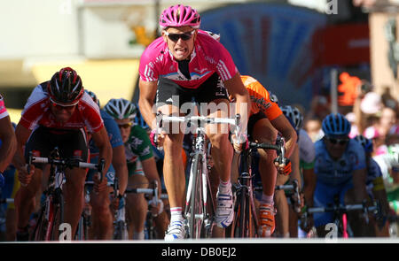 Gerald Ciolek cycliste allemand de l'équipe T-Mobile (C) vers la victoire de la sixième étape du Tour de l'Allemagne à Kufstein, Autriche, 15 août 2007. La sixième étape couvre les 175 km distance entre Laengenfeld et Kufstein en Autriche. L'Allemagne Tour mène en 9 étapes sur 1 292,5 kilomètres de Sarrebruck à Hanovre. Photo : Gero Breloer Banque D'Images