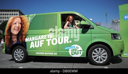 Margarete Bause, premier candidat des Verts de Bavière pour les élections du parlement du Land de Bavière pose dans sa campagne électorale, debout sur le bus de la place Stachus à Munich, Allemagne, 22 juillet 2013. Aujourd'Bause a commencé sa campagne électorale tournée à travers toutes les régions de la Bavière jusqu'au 15 septembre. Photo : Andreas GEBERT Banque D'Images