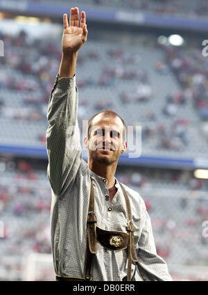 Scholl Mehment du FC Bayern Munich est habillé en costume traditionnel bavarois (short) comme il vagues pour les fans après le match amical contre le FC Barcelone à l'Allianz-Arena à Munich, Allemagne, 15 août 2007. C'était à la fois le dernier match de la carrière de Mehmet Scholl et la première tenue de la 'Franz-Beckenbauer-Cup'. Le Bayern Munich a perdu à Barcelone avec 0-1. Photo : Matthias Schra Banque D'Images