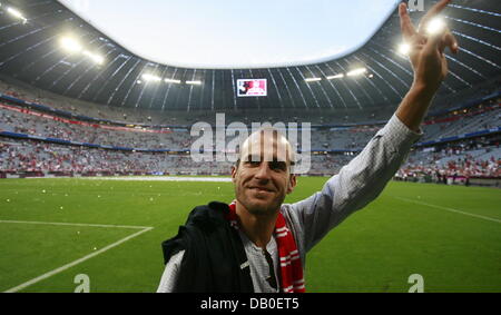 Scholl Mehment du FC Bayern Munich est habillé en costume traditionnel bavarois comme il vagues pour les fans après le match amical contre le FC Barcelone à l'Allianz-Arena à Munich, Allemagne, 15 août 2007. C'était à la fois le dernier match de la carrière de Mehmet Scholl et la première tenue de la 'Franz-Beckenbauer-Cup'. Le Bayern Munich a perdu à Barcelone avec 0-1. Photo : Tobias Hase Banque D'Images