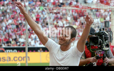 Scholl Mehment de FC Bayern Munich vagues pour les fans après le match amical contre le FC Barcelone à l'Allianz-Arena à Munich, Allemagne, 15 août 2007. C'était à la fois le dernier match de la carrière de Mehmet Scholl et la première tenue de la 'Franz-Beckenbauer-Cup'. Le Bayern Munich a perdu à Barcelone avec 0-1. Photo : Tobias Hase Banque D'Images