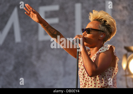 Emile Sande effectue le jour 2 de l'application Yahoo ! Festival 2013 sans fil au Queen Elizabeth Olympic Park le 13 juillet 2013 Banque D'Images