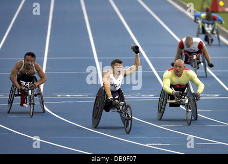 Troy Davis nous (C) remporte la médaille d'or au 200 mètres de course en fauteuil roulant, 16 août 2007 à l'Para Jeux panaméricains à Rio de Janeiro, Brésil, 16 août 2007. EPA/Antonio LACERDA Banque D'Images