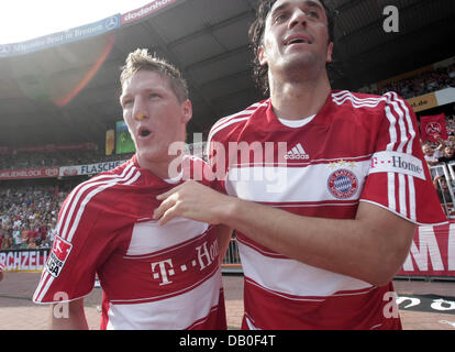 Le Bayern de Munich, Luca Toni (R) et Bastian Schweinsteiger cheer après son coéquipier de tehri Ribery marque le 1-0 pendant la Werder Brême vs Bayern Munich match à Brême, Allemagne, 18 août 2007. Le Bayern Munich a gagné 4-0. Photo : Ulrich Perrey Banque D'Images