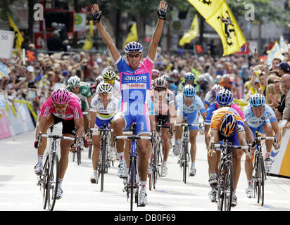 Le cycliste italien Alessandro Ballan (C) lève son bras comme il franchit la ligne d'arrivée en avance de runner-up Oscar Freire de l'équipe Rabobank et troisième placé l'Allemand Gerald Ciolek (L) de l'équipe T-Mobile à la Vattenfall Cyclassics à Hambourg, Allemagne, 19 août 2007. La course s'étend sur une distance de 229,1 km avec départ et arrivée à Hambourg. Photo : Bernd Thissen Banque D'Images