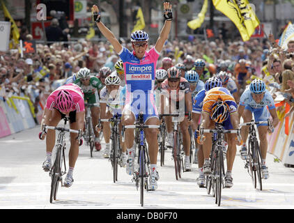 Le cycliste italien Alessandro Ballan (C) lève son bras comme il franchit la ligne d'arrivée en avance de runner-up Oscar Freire (R) de l'équipe Rabobank et troisième placé l'Allemand Gerald Ciolek (L) de l'équipe T-Mobile à la Vattenfall Cyclassics à Hambourg, Allemagne, 19 août 2007. La course s'étend sur une distance de 229,1 km avec départ et arrivée à Hambourg. Photo : Bernd Thissen Banque D'Images