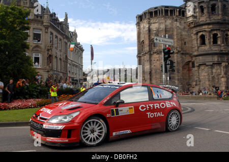 Le français Sébastien Loeb et son copilote Daniel Elena de la Citroën C4 WRC note de la Porta Nigra au cours de l'ADAC Rally Allemagne à Trèves, Allemagne, 18 août 2007. Une partie de l'agenda, le WRC ADAC Rally Allemagne a pris fin le 19 août à Trèves. Photo : Harald Tittel Banque D'Images