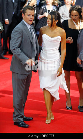 L'acteur américain Matt Damon et sa femme Luciana Barroso arrivent pour la première Allemande de son film 'The Bourne Ultimatum' à Berlin, Allemagne, 21 août 2007. Le film avec Hollywood beau Damon sera dans les salles allemandes du 06 septembre. Photo : Johannes Eisele Banque D'Images