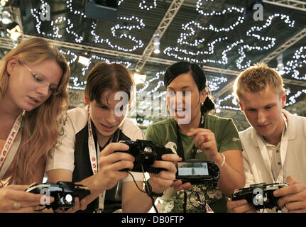 Les visiteurs gérer la console de jeux vidéo mobile au Sony-stand de foire commerciale européenne la plus importante pour l'ordinateur et les jeux vidéos, les jeux 'Convention', à Leipzig, Allemagne, 22 août 2007. La foire organise pour la 6ème fois, du 23 au 26 août 2007. Le nombre d'exposants a augmenté de 34 pour cent par rapport à l'exercice précédent, pour un total de 503. Les organisateurs attendent plus de 200.000 visiteurs à Banque D'Images