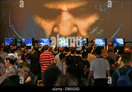 Les visiteurs jouent à des jeux vidéo sur le stand de 'Blizzard' à l'ordinateur le plus grand d'Europe et les jeux vidéos, le 'Jeux' de la Convention, à Leipzig, Allemagne, 23 août 2007. La foire s'ouvre aujourd'hui pour la sixième fois et se déroule jusqu'au 26 août. Le nombre d'exposants a augmenté de 34 pour cent par rapport à 2006, pour atteindre un total de 503. Les organisateurs attendent plus de 200.000 visiteurs à assister à la f Banque D'Images