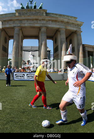 Joueurs de foot aveugle illustré en action pendant le match Allemagne (maillots blancs) contre l'Espagne lors de la 'journée paralympique" en face de la porte de Brandebourg à Berlin, Allemagne, 23 août 2007. L'événement a lieu à peine un an avant les Jeux Paralympiques de Beijing. Photo : Rainer Jensen Banque D'Images