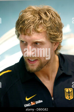 La superstar de basket-ball allemand Dirk Nowitzki, représenté à Hambourg, Allemagne, 16 août 2007. Photo : Sebastian Widmann Banque D'Images