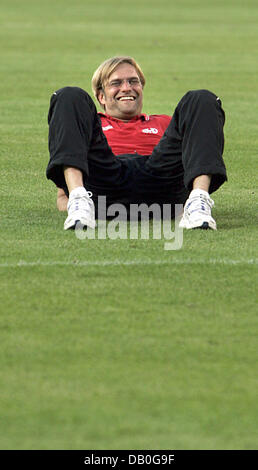 L'entraîneur-chef de Mayence Juergen Klopp se trouve smiling sur l'herbe après la 2e division de Bundesliga FSV Mayence match 05 vs Borussia Moenchengladbach à Mainz, Allemagne, 24 août 2007. Mainz battu 4-1 Moenchengladbach. Photo : Frank Rumpenhorst Banque D'Images