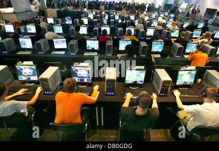 La photo montre le bien est allé(e) à se tenir compagnie à WCG de l'internet le plus grand ordinateur et jeux vidéos salon 'Jeux' la Convention de Leipzig, Allemagne, 26 août 2007. Le salon ferme ses portes aujourd'hui, Dimanche, 26 août 2007 à 18:00. Les organisateurs espèrent que de briser la marque de 200 000 visiteurs, après avoir attiré 151 000 jusqu'au samedi. 503 exposants du monde entier ont Banque D'Images