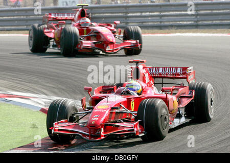 Pilote de Formule 1 brésilien Felipe Massa, de Ferrari mène son équipe mate pilote de formule 1 finlandais Kimi Raikkonen (L) après le début de la Grand Prix de Turquie à l'Istanbul Park, Istanbul, Turquie, 26 août 2007. Photo : RolandWeihrauch Banque D'Images