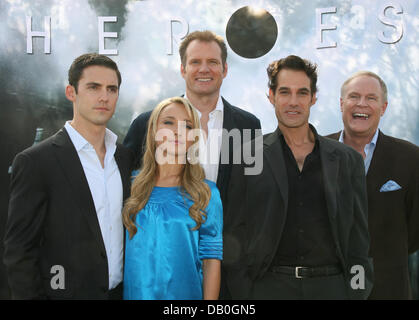 La photo nous montre-acteurs américains (L-R) Milo Ventimiglia, Hayden Panettiere, Jack Coleman, Adrian Pasdar et producteur Dennis Hammer posing lors d'une conférence de presse pour leur TV show "Héros" à Munich, Allemagne, 27 août 2007. Le spectacle est d'environ personnes appelé 'Heroes' que découvrir qu'ils ont de super-pouvoirs et comment cette découverte a une incidence sur leur vie. Le spectacle va commencer le German T Banque D'Images