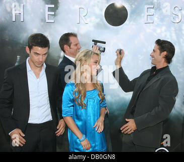 La photo nous montre-acteurs américains (L-R) Milo Ventimiglia, Jack Coleman, Hayden Panettiere et Adrian Pasdar posing lors d'une conférence de presse pour leur TV show "Héros" à Munich, Allemagne, 27 août 2007. Le spectacle est d'environ personnes appelé 'Heroes' que découvrir qu'ils ont de super-pouvoirs et comment cette découverte a une incidence sur leur vie. Le spectacle va commencer le chaîne de télévision allemande RTL II sur l'Octo Banque D'Images