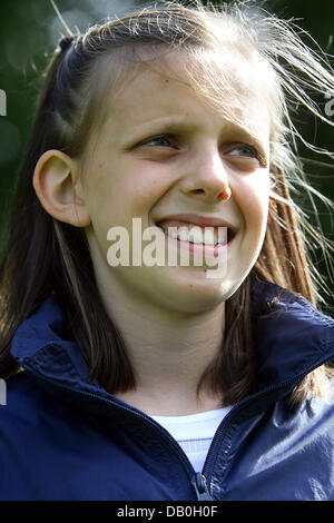 Dix ans Chloe Hegland, détenteur du record du monde de vitesse, de jonglage football sourit à Hambourg, Allemagne, 28 août 2007. Elle atteint 155 contacts en 30 secondes, 311 en une minute et 40 000 en quatre heures. Sa performance a été d'une valeur d'une entrée dans le Livre Guinness des Records 2008, à paraître le 1er septembre 2007. Photo : Bodo Marks Banque D'Images