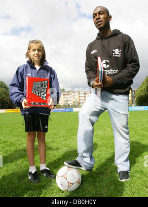 Dix ans Chloe Hegland (L), détenteur du record du monde de vitesse de la jonglerie, de football et de soccer Charles Takyi professionnel de club de deuxième division de la Bundesliga FC St Pauli posent à Hambourg, Allemagne, 28 août 2007. Hegland atteint 155 contacts en 30 secondes, 311 en une minute et 40 000 en quatre heures. Sa performance a été d'une valeur d'une entrée dans le Livre Guinness des Records 2008, Banque D'Images