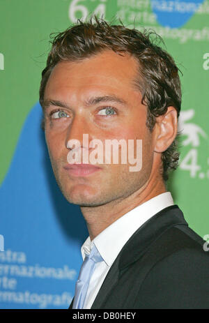 L'acteur britannique Jude Law pose à la photocall pour le film 'Sleuth' au Palazzo del Casino lors de la 64e Festival du Film de Venise à Venise, Italie, 30 août 2007. Photo : Hubert Boesl Banque D'Images