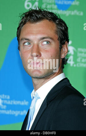 L'acteur britannique Jude Law pose à la photocall pour le film 'Sleuth' au Palazzo del Casino lors de la 64e Festival du Film de Venise à Venise, Italie, 30 août 2007. Photo : Hubert Boesl Banque D'Images