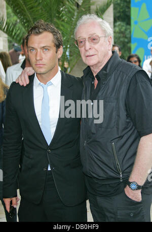 Acteurs Jude Law (L) et Michael Caine arrivent à la photocall pour le film 'Sleuth' au Palazzo del Casino lors de la 64e Festival du Film de Venise à Venise, Italie, 30 août 2007. Photo : Hubert Boesl Banque D'Images