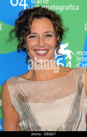 L'actrice Valeria Cavalli pose pour les photographes à la fin de la conférence de presse sur le film ''La Fille coupée en deux' ('La Fille coupée en deux") lors de la 64e Festival International du Film de Venise à Venise, Italie, 02 septembre 2007. Photo : Hubert Boesl Banque D'Images