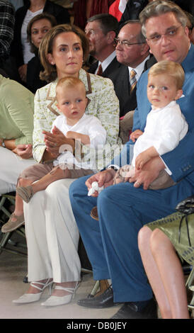 La Princesse Claire (L), le Prince Laurent et leurs Princes jumeaux Nicolas et Aymeric assister à la célébration de la reine Paola de Belgique, 70e anniversaire avec 800 bénévoles qui lutte contre l'abus des enfants au château de Laeken, Belgique, 02 septembre 2007. Photo : Albert van der Werf (Pays-Bas) Banque D'Images