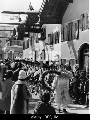 Festivités, carnaval à Partenkirchen, 'faire la cloche' à Mittenwald, participants de la procession portant des masques en bois, avec la danseuse principale Mittenwald, 1965, droits additionnels-Clearences-non disponible Banque D'Images