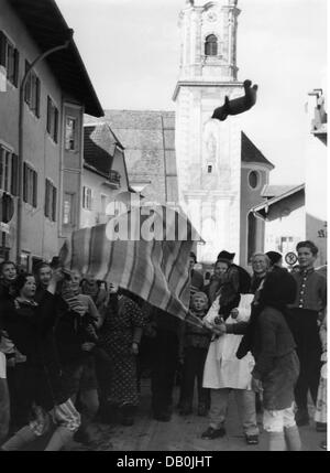 Festivités, carnaval à Partenkirchen, « faire la sonnette » à Mittenwald, « Jacklschutzen », Teddy baer jeté dans l'air sur une couverture, Mittenwald, 1956, droits supplémentaires-Clearences-non disponible Banque D'Images