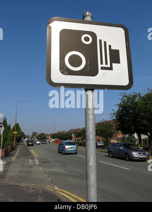 La speed camera signe devant un ciel bleu d'été, sur la route principale A50 Banque D'Images