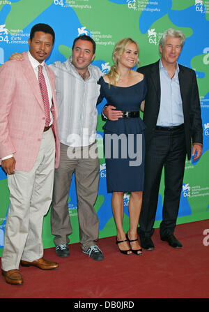 (L-R) l'acteur américain Terrence Howard, Richard Shepard, directeur le l'actrice allemande Diane Kruger et l'acteur Richard Gere nous posent pour une photo d'arriver à la projection de 'La chasse' lors de la 64e Festival International du Film de Venise à Venise, Italie, 03 septembre 2007. Photo : Hubert Boesl Banque D'Images