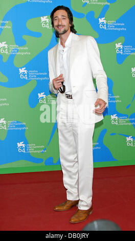 L'acteur américain Adrien Brody pose pour les caméras comme il arrive pour la première de "Le Darjeeling Limited' au 64e Festival International du Film de Venise à Venise, Italie, 03 septembre 2007. Photo : Hubert Boesl Banque D'Images