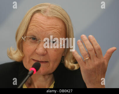 Procureur général Monika Harms parle lors de la conférence de presse du Bureau du Procureur fédéral à Karlsruhe, Allemagne, 05 septembre 2007. Trois membres présumés d'un groupe de terroristes islamistes ont été arrêtés le 04 septembre. Photo : Uli Deck Banque D'Images